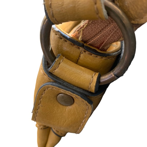 Beautiful AXCESS by Liz Claiborne Cross Body Purse. Carmel colored - Picture 5 of 9